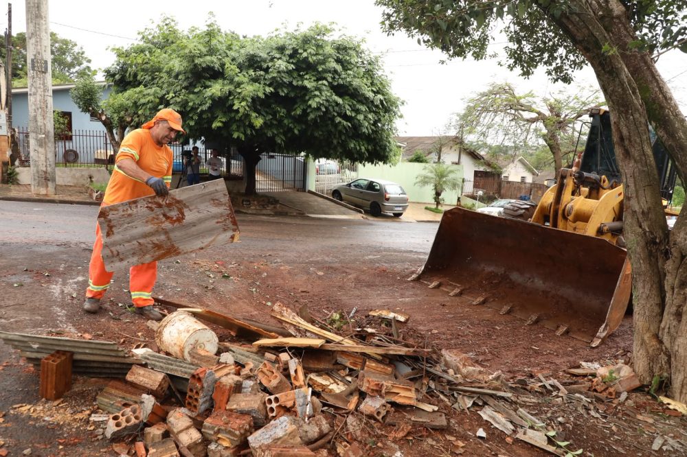 Imagem referente a Secretaria de Meio Ambiente auxilia famílias atingidas pelo temporal em Cascavel
