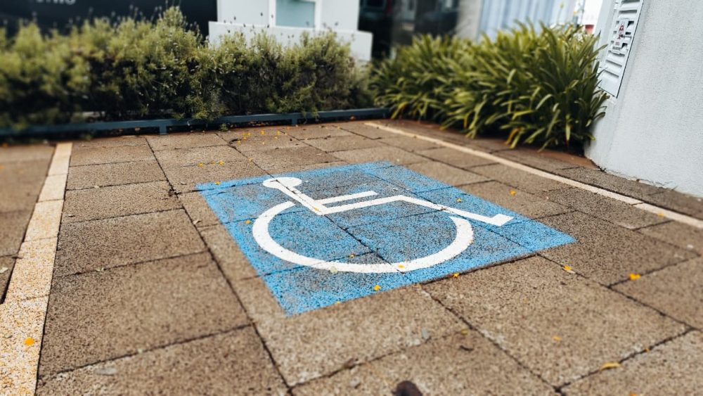 Imagem referente a Posso estacionar em vagas especiais em um shopping sem ter direito ao benefício?