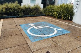 Posso estacionar em vagas especiais em um shopping sem ter direito ao benefício?