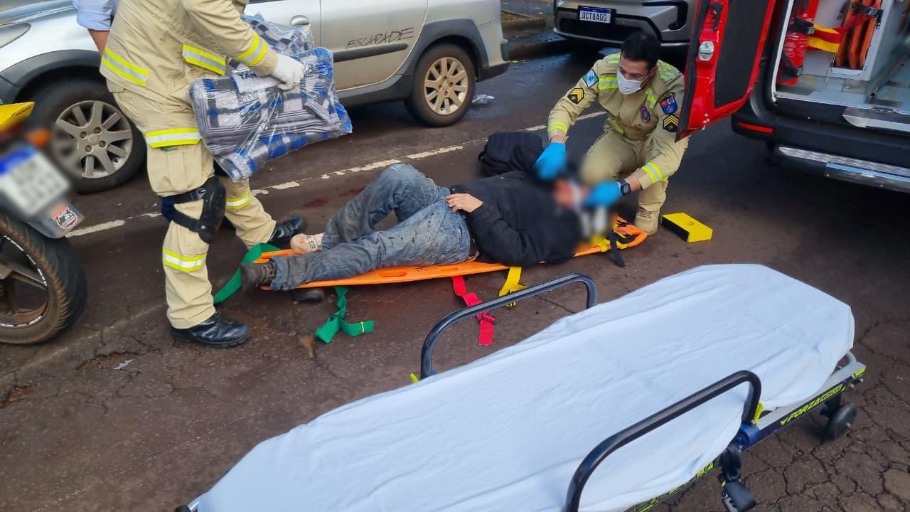 Motociclista é encaminhado ao HU após acidente de trânsito na Rua Jacarezinho