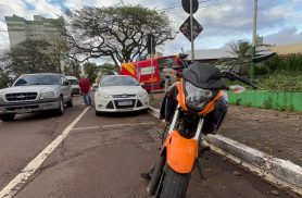 Carro e moto batem no Centro de Cascavel e motociclista fica ferido