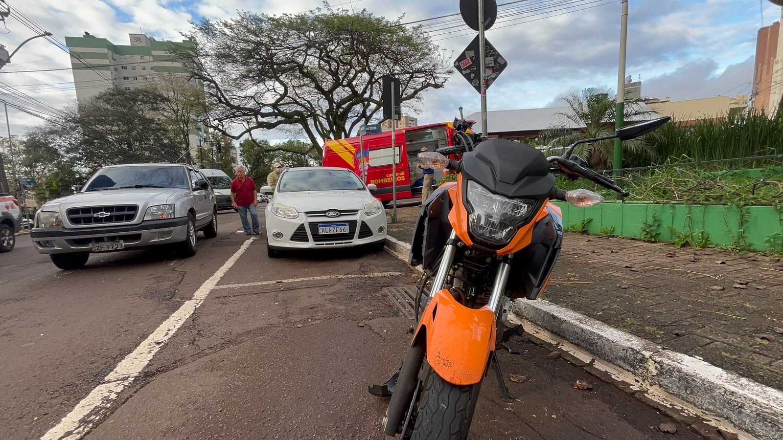 Carro e moto batem no Centro de Cascavel e motociclista fica ferido