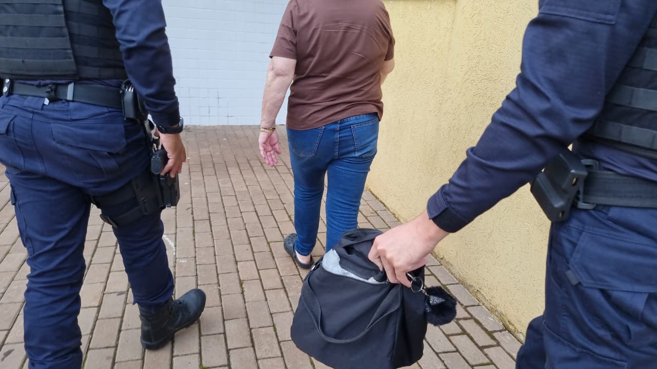 Idosa é detida após tentar furtar roupas em estabelecimento na Avenida Brasil