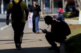 Percentual de jovens nem-nem no Brasil cai para 22,4%, mostra estudo