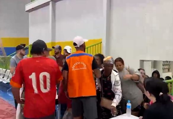 Temporal em São Miguel derruba árvores, alaga casas e mobiliza ginásio para receber famílias