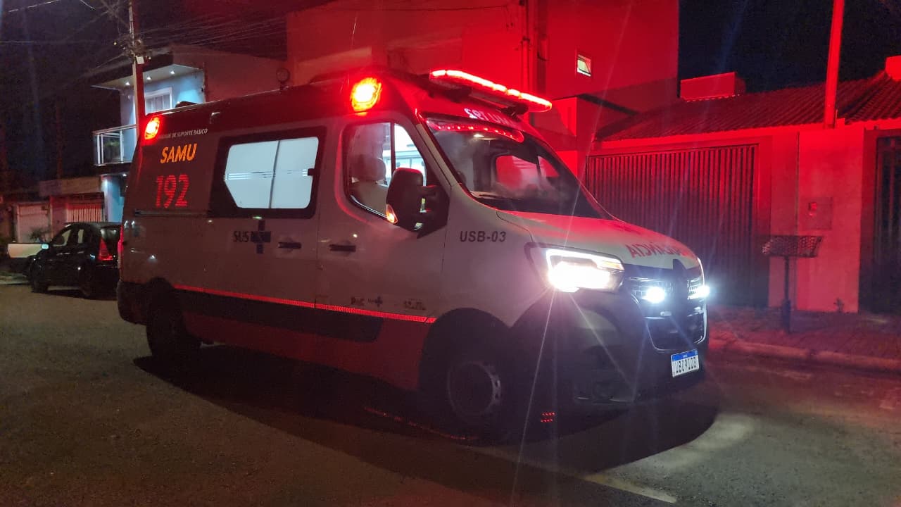 Samu é acionado após mulher de 58 anos sofrer queda e passar mal no Bairro Esmeralda, em Cascavel