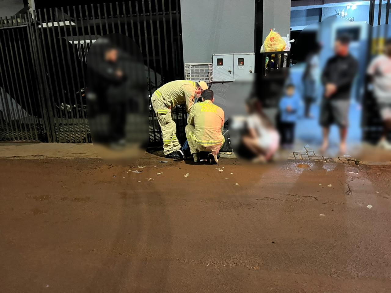 Jovem fica ferido após queda de moto em rua estreita no Bairro Interlagos, em Cascavel