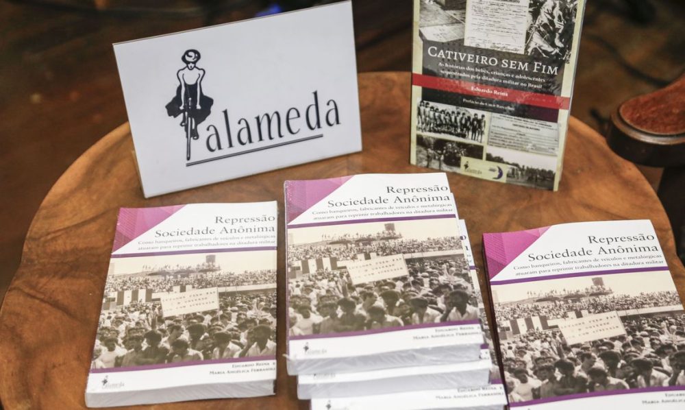Livro conta como montadoras ajudaram a manter ditadura no Brasil Imagem referente a Livro conta como montadoras ajudaram a manter ditadura no Brasil