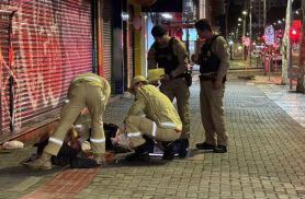 Homem é esfaqueado nas costas após discussão com namorado no Centro de Curitiba