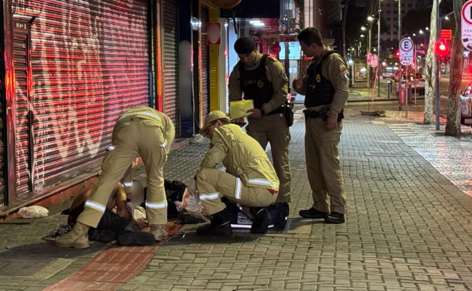 Imagem referente a Homem é esfaqueado nas costas após discussão com namorado no Centro de Curitiba