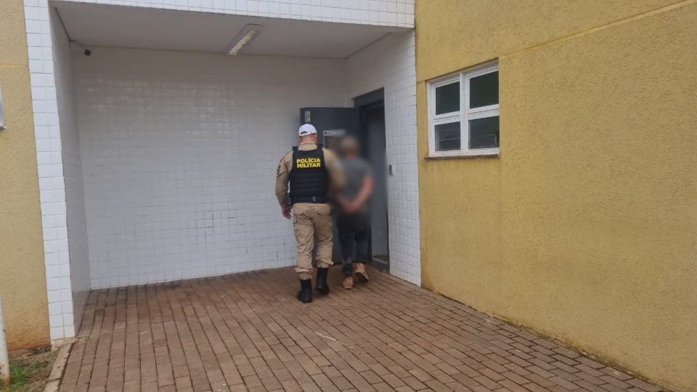 Imagem referente a Homem é flagrado maltratando cachorro no Cascavel Velho e desacata PM durante abordagem