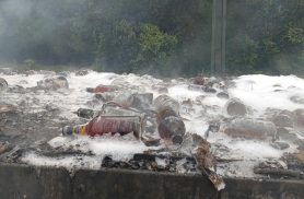 Carreta carregada com conhaque pega fogo e interdita totalmente BR-376 em Guaratuba