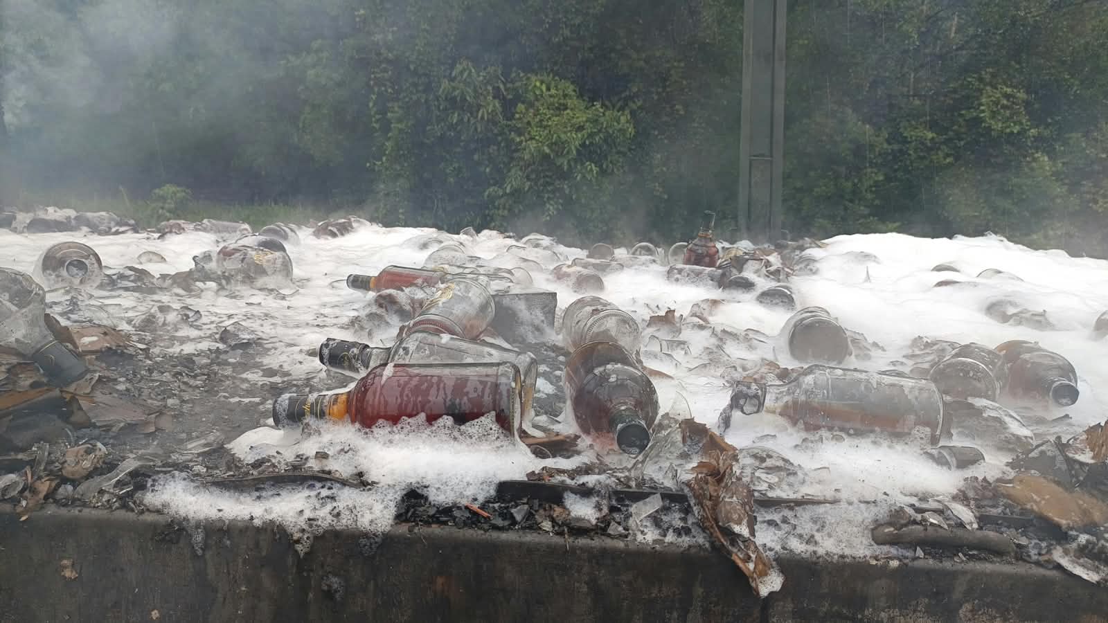 Carreta carregada com conhaque pega fogo e interdita totalmente BR-376 em Guaratuba