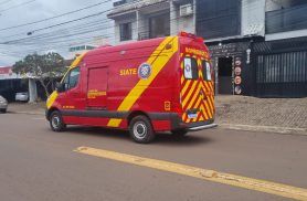 Ciclista bate em porta de veículo após condutor tentar sair do carro