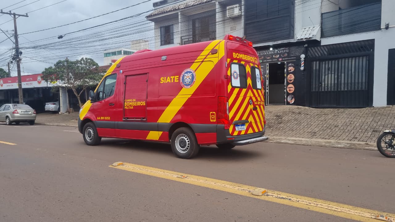 Ciclista bate em porta de veículo após condutor tentar sair do carro
