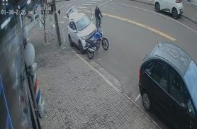 Vídeo mostra momento em que ciclista é derrubado por porta de carro em Cascavel