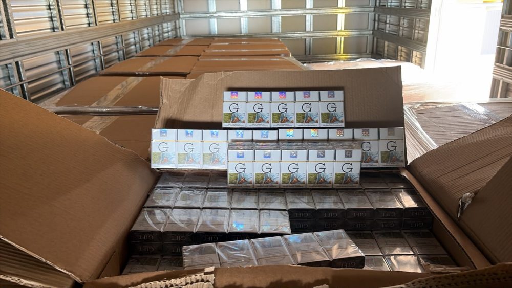 Imagem referente a PRF apreende caminhão com cigarros contrabandeados e nota fiscal falsa na BR-277