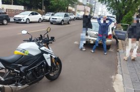 Polícia Militar apreende maconha e recolhe veículo durante abordagem no Centro de Cascavel