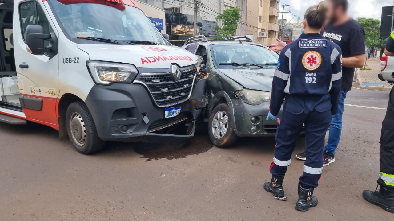 Ambulância do Samu se envolve em acidente de trânsito no Centro de Cascavel
