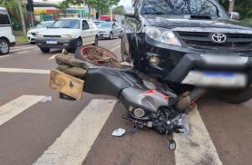 Moto para embaixo de caminhonete após acidente na Rua São Paulo