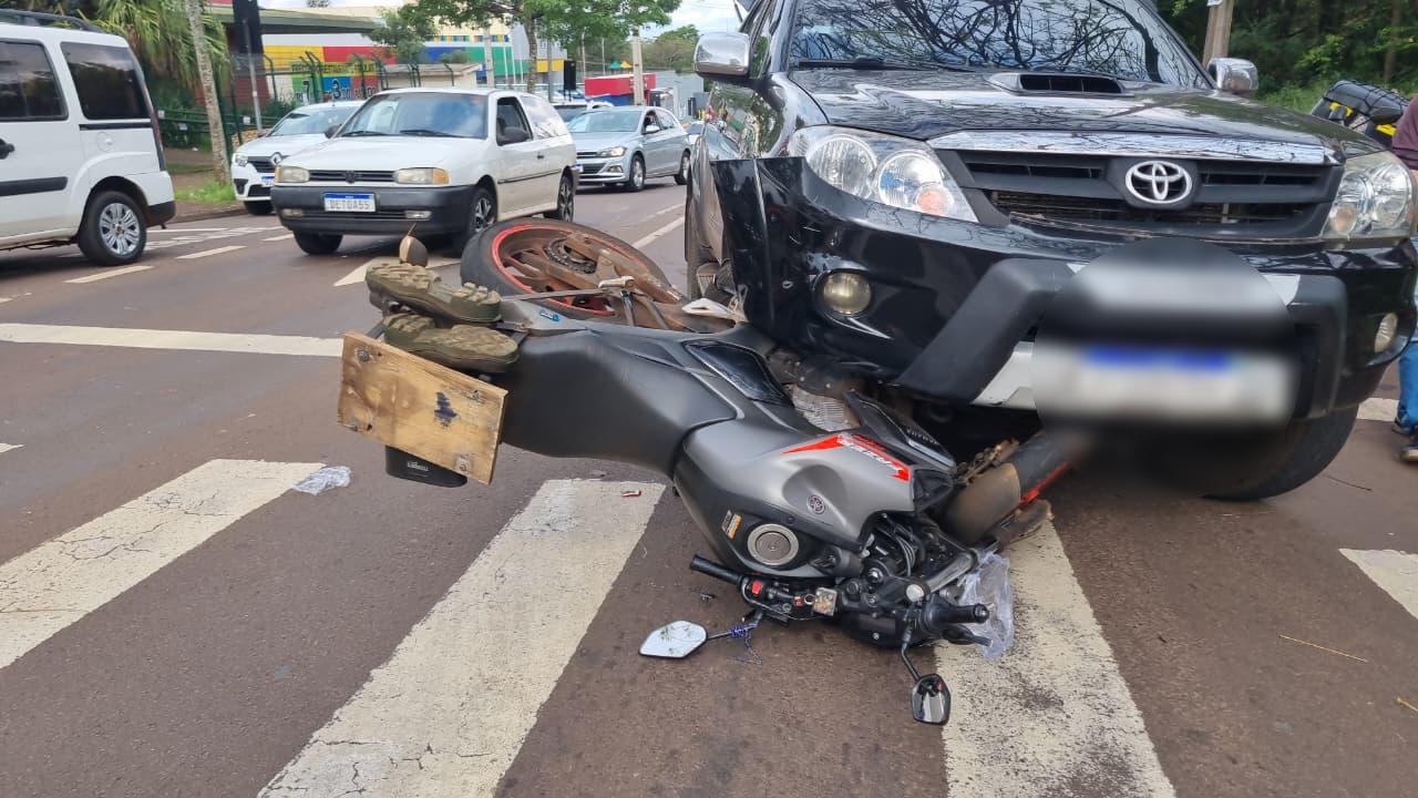 Moto para embaixo de caminhonete após acidente na Rua São Paulo