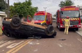 Carro capota após colisão em frente a escola do Santa Felicidade em Cascavel; seis feridos