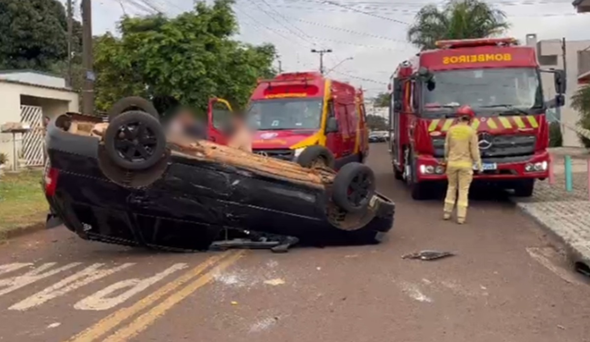 Carro capota após colisão em frente a escola do Santa Felicidade em Cascavel; seis feridos
