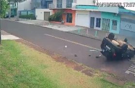 Câmera flagra momento em que Parati cruza preferencial e capota após colisão em Cascavel