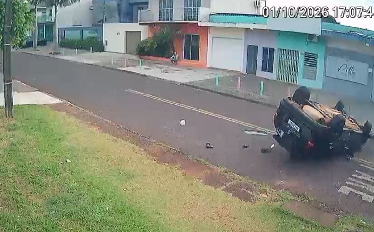 Câmera flagra momento em que Parati cruza preferencial e capota após colisão em Cascavel