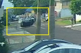 Câmera do outro lado da rua mostra força da colisão que fez Parati capotar em Cascavel
