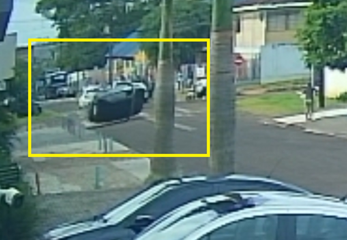 Câmera do outro lado da rua mostra força da colisão que fez Parati capotar em Cascavel