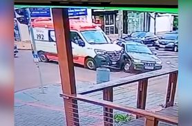 Câmera flagra acidente entre ambulância do Samu e carro no Centro de Cascavel