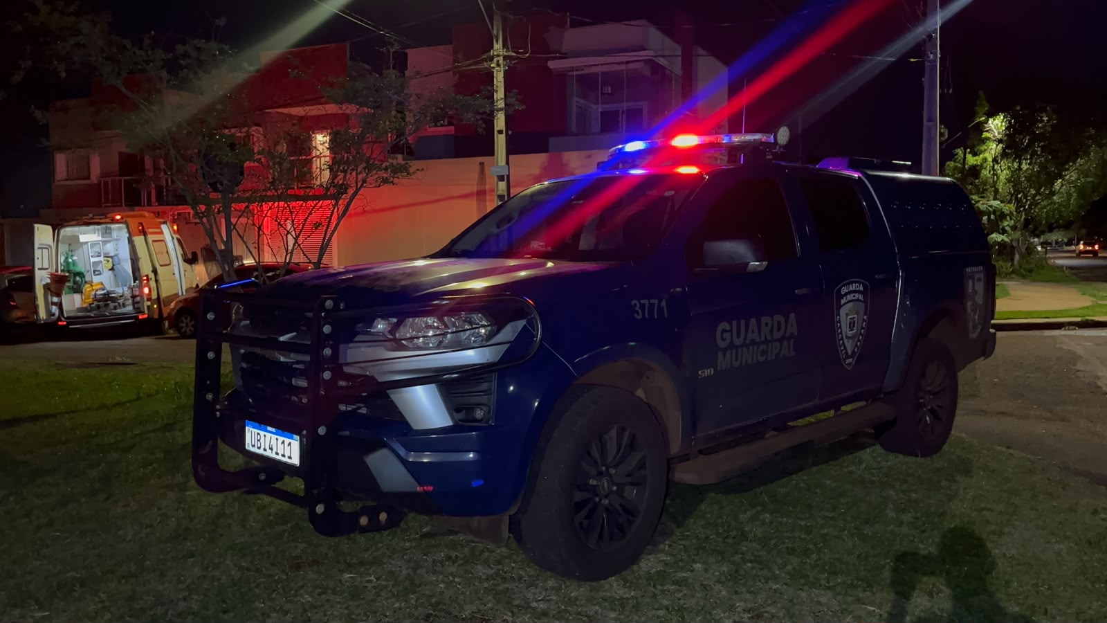 Adolescentes são atendidos pelo Siate após trocarem socos no Bairro Tropical, em Cascavel