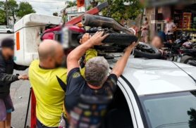 Cena inusitada: moto vai parar em cima de carro após colisão traseira