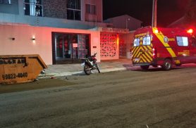 Jovem de 18 anos fica ferido em colisão entre carro e motocicleta no bairro Santo Inácio, em Cascavel