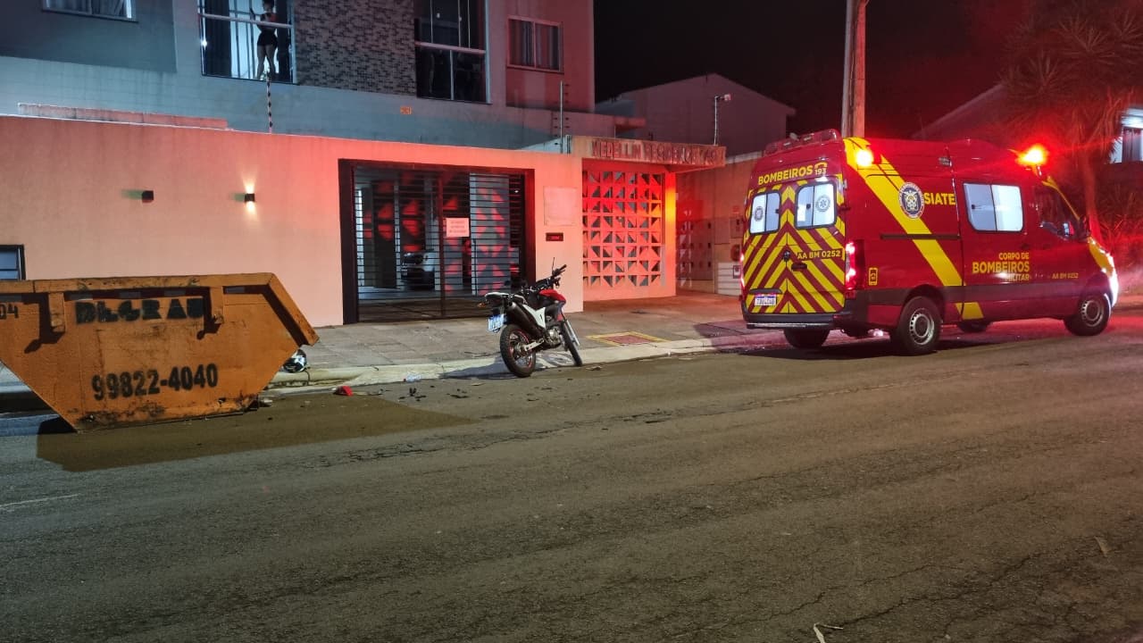 Jovem de 18 anos fica ferido em colisão entre carro e motocicleta no bairro Santo Inácio, em Cascavel