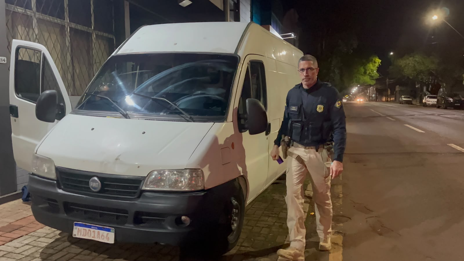 PRF aborda furgão na BR-277 e encontra maconha escondida sob produtos em Cascavel
