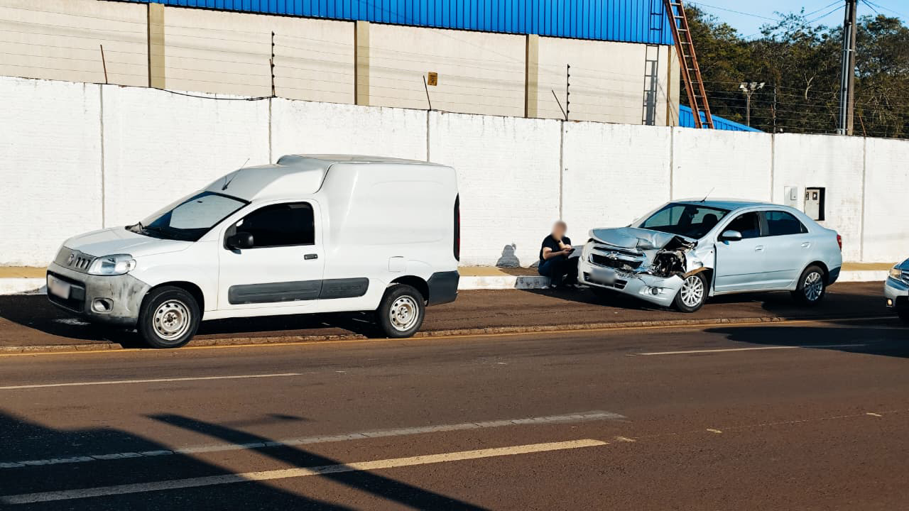 Trânsito complicado e acidente movimentam novo binário da Rua Jacarezinho em Cascavel