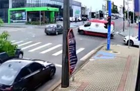 Vídeo mostra carro cruzando sinal vermelho e batendo em ambulância do Samu