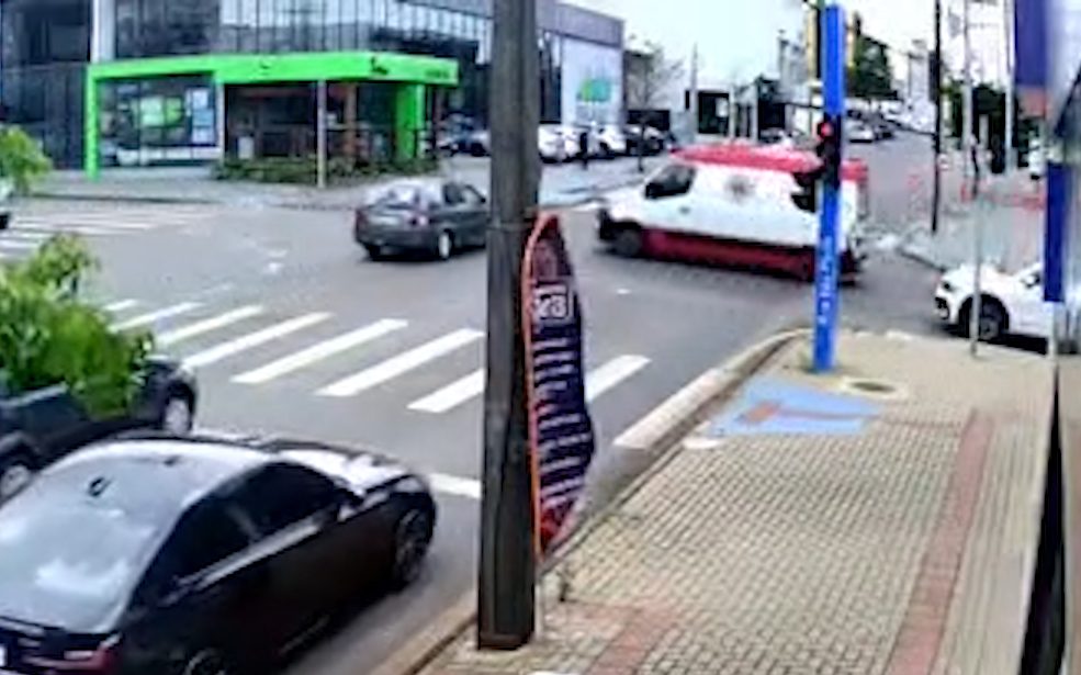 Vídeo mostra carro cruzando sinal vermelho e batendo em ambulância do Samu