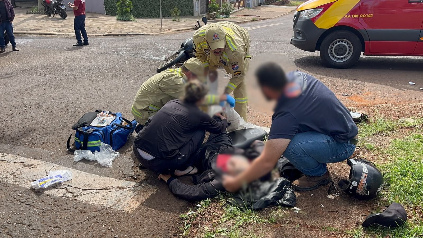 Motociclista tem fratura na perna após colisão com carro no Bairro Claudete