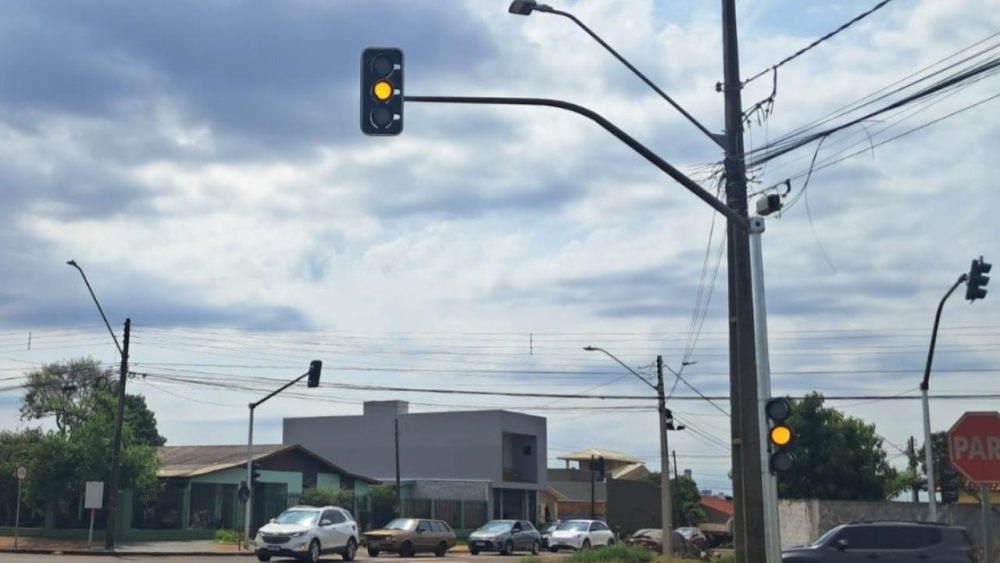 Imagem referente a Semáforo na Avenida Tito Muffato com a Rua Tupinambás começa a operar
