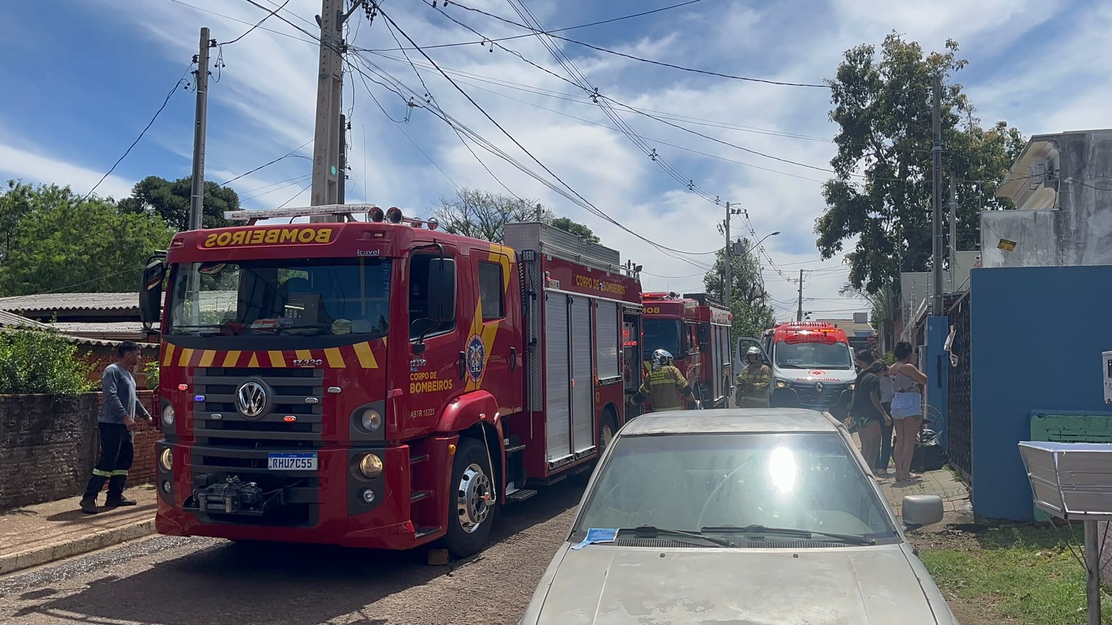 Morador tenta conter incêndio em residência e sofre queimaduras graves no rosto e vias aéreas