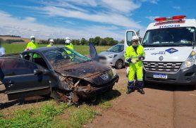 Peugeot capota na BR-163, em Cascavel