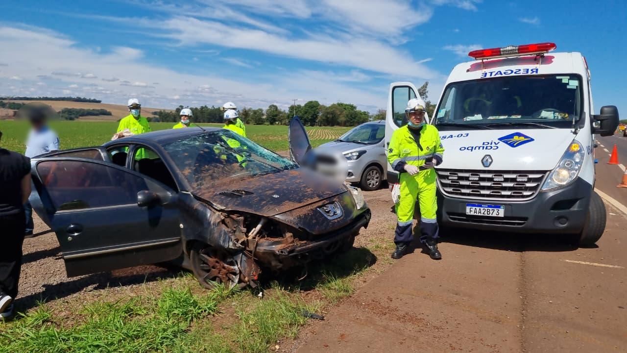 Peugeot capota na BR-163, em Cascavel