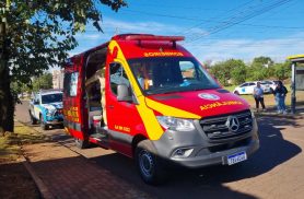 Acidente entre carro e moto deixa jovem ferido no Santa Felicidade em Cascavel