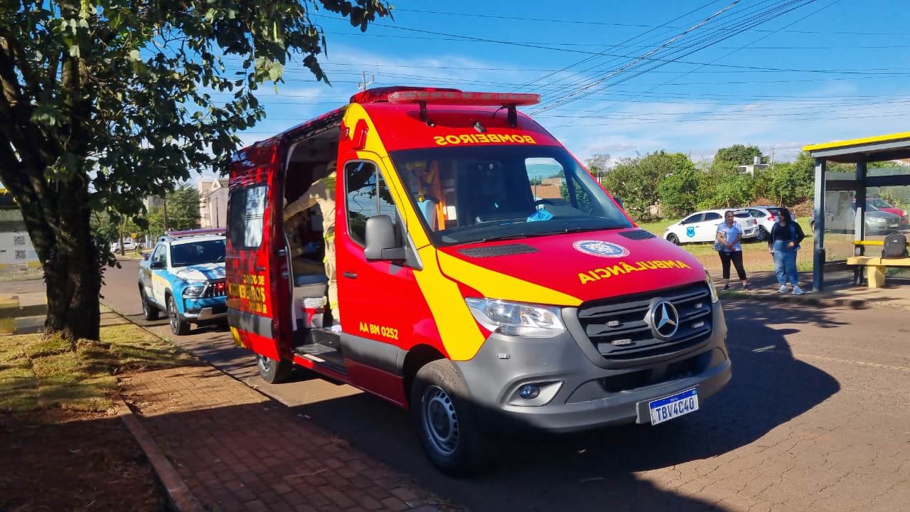 Acidente entre carro e moto deixa jovem ferido no Santa Felicidade em Cascavel