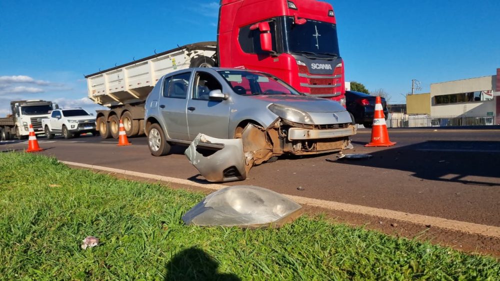 Imagem referente a Carro com família a caminho de Foz bate em caminhão e causa lentidão na BR-277