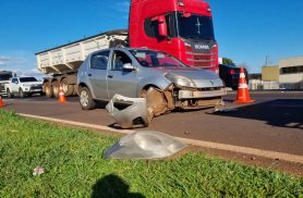 Carro com família a caminho de Foz bate em caminhão e causa lentidão na BR-277