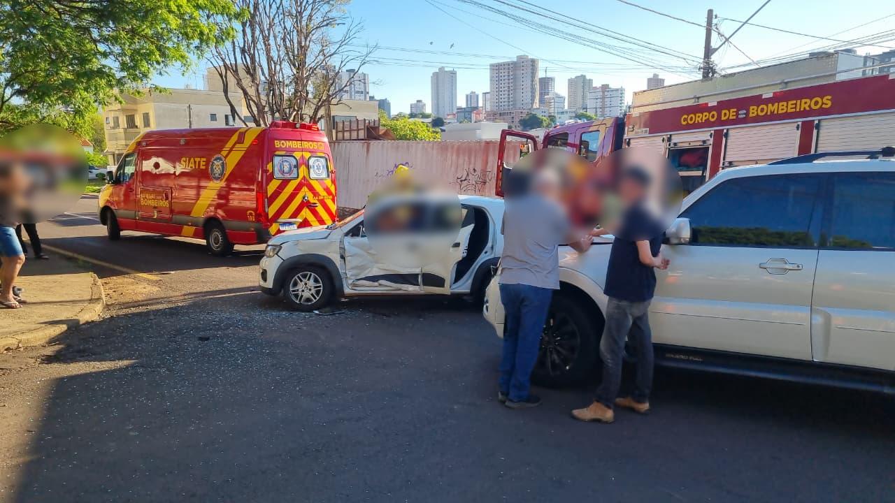 Forte colisão mobiliza socorristas na Rua Pio XII com Rua Belém
